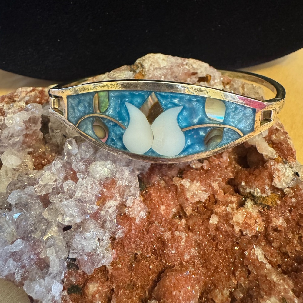 VTG alpaca Mexico tulip in MOP & abalone inlay on blue background bracelet